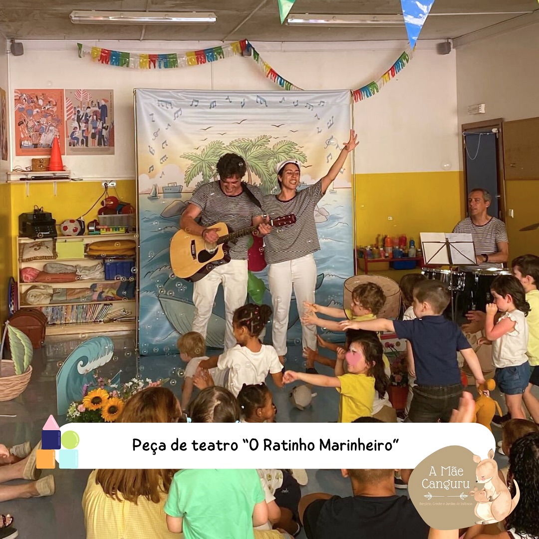 Preschool children watching a theatrical performance of "O Ratinho Marinheiro" at A Mãe Canguru.