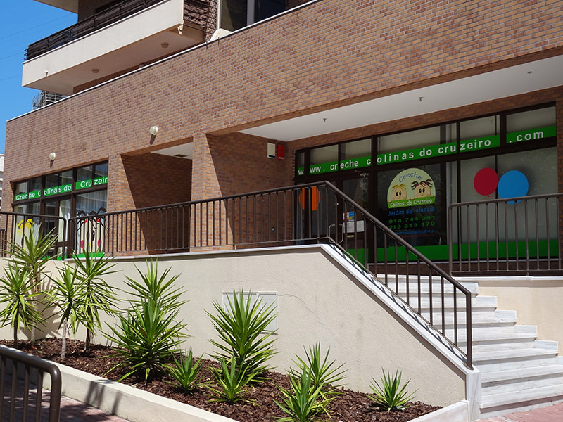 Exterior view of Creche Colinas Do Cruzeiro preschool, showing the building's entrance and landscaping.