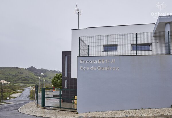 Exterior view of Escola EB1/JI Eça de Queiroz school building