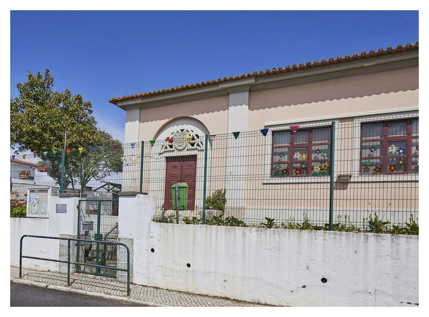 School Braamcamp Freire building exterior with colorful decorations
