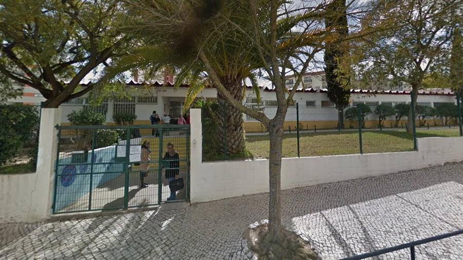 Exterior view of Jardim de Infância O Aquário preschool. The image shows the school building, playground, and surrounding area.