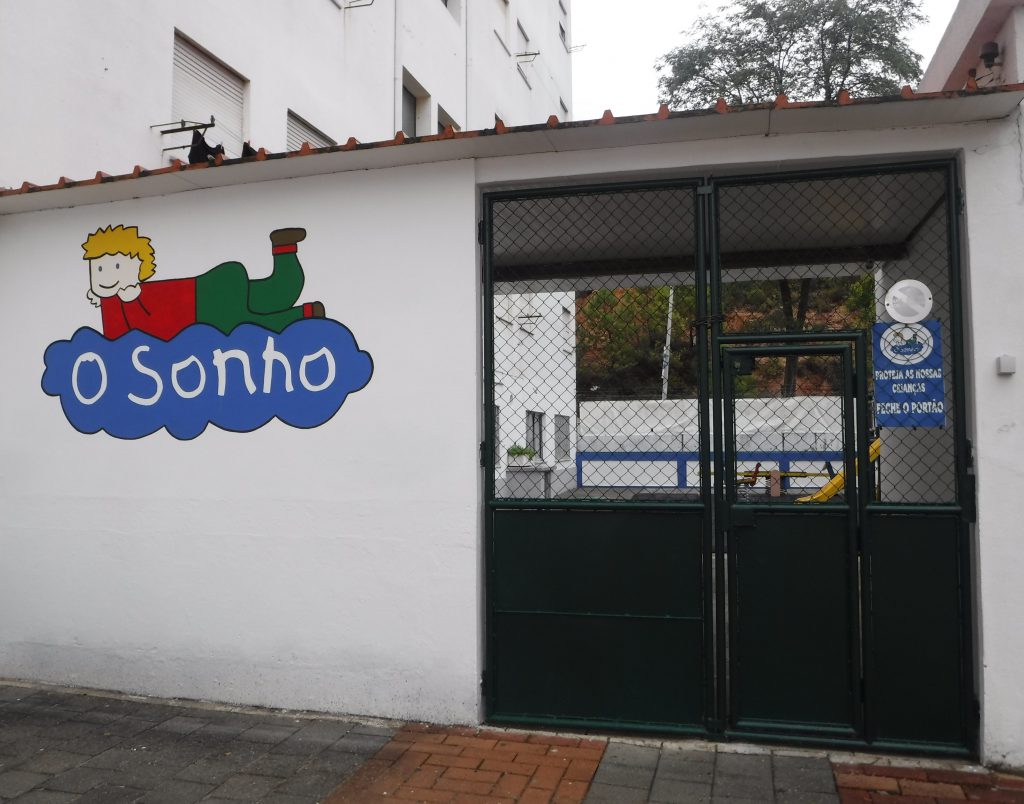 O Sonho preschool gate with logo