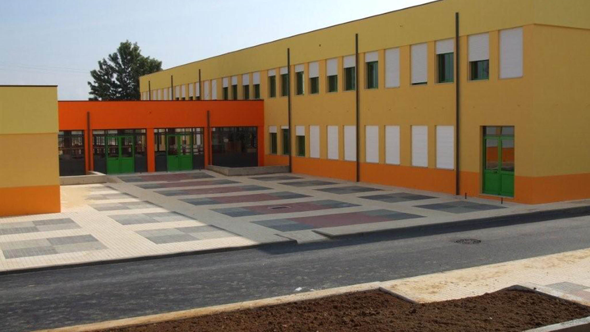 Exterior view of Agrupamento de Escolas Luisa Todi in Setúbal, Portugal