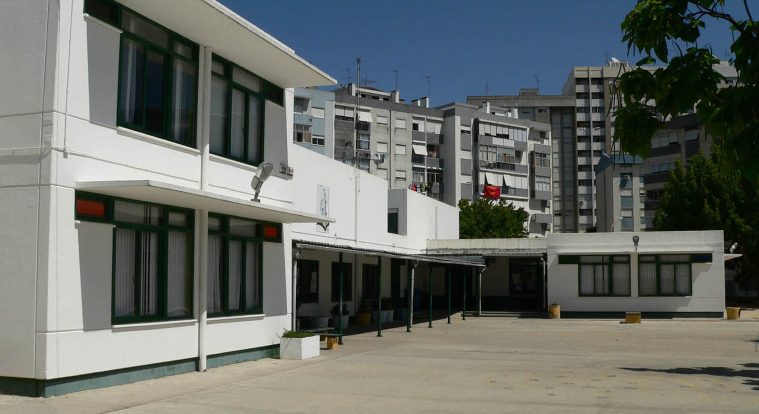 Exterior view of Agrupamento de Escolas Luisa Todi school in Setúbal, Portugal