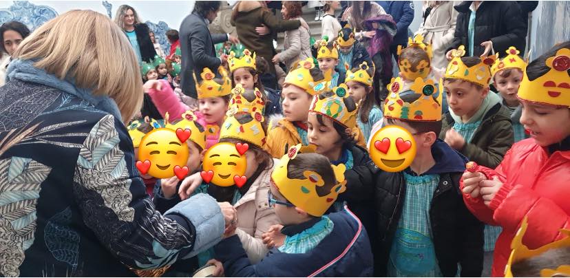 Preschool children wearing king and queen crowns