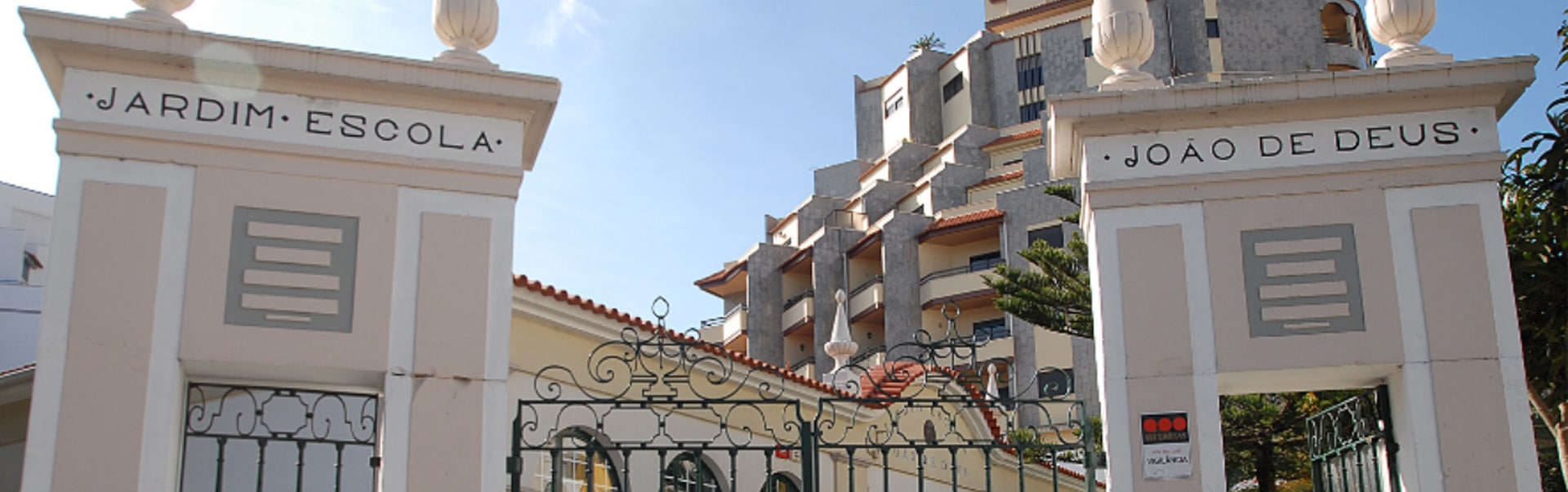 Jardim Escola João de Deus school entrance gate