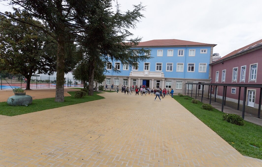 Colégio Teresiano Braga school building and students playing in the courtyard