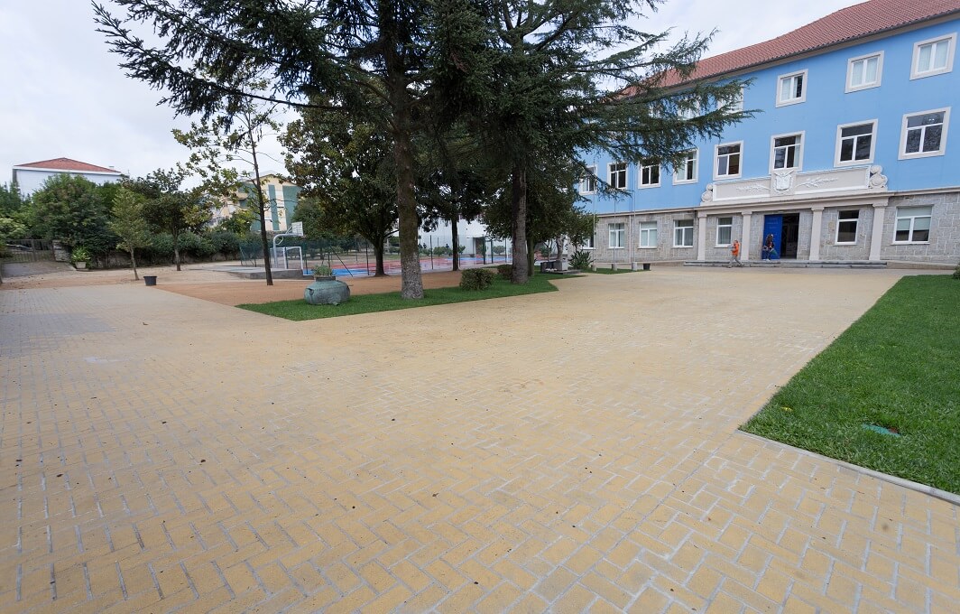 Colégio Teresiano Braga school building and playground