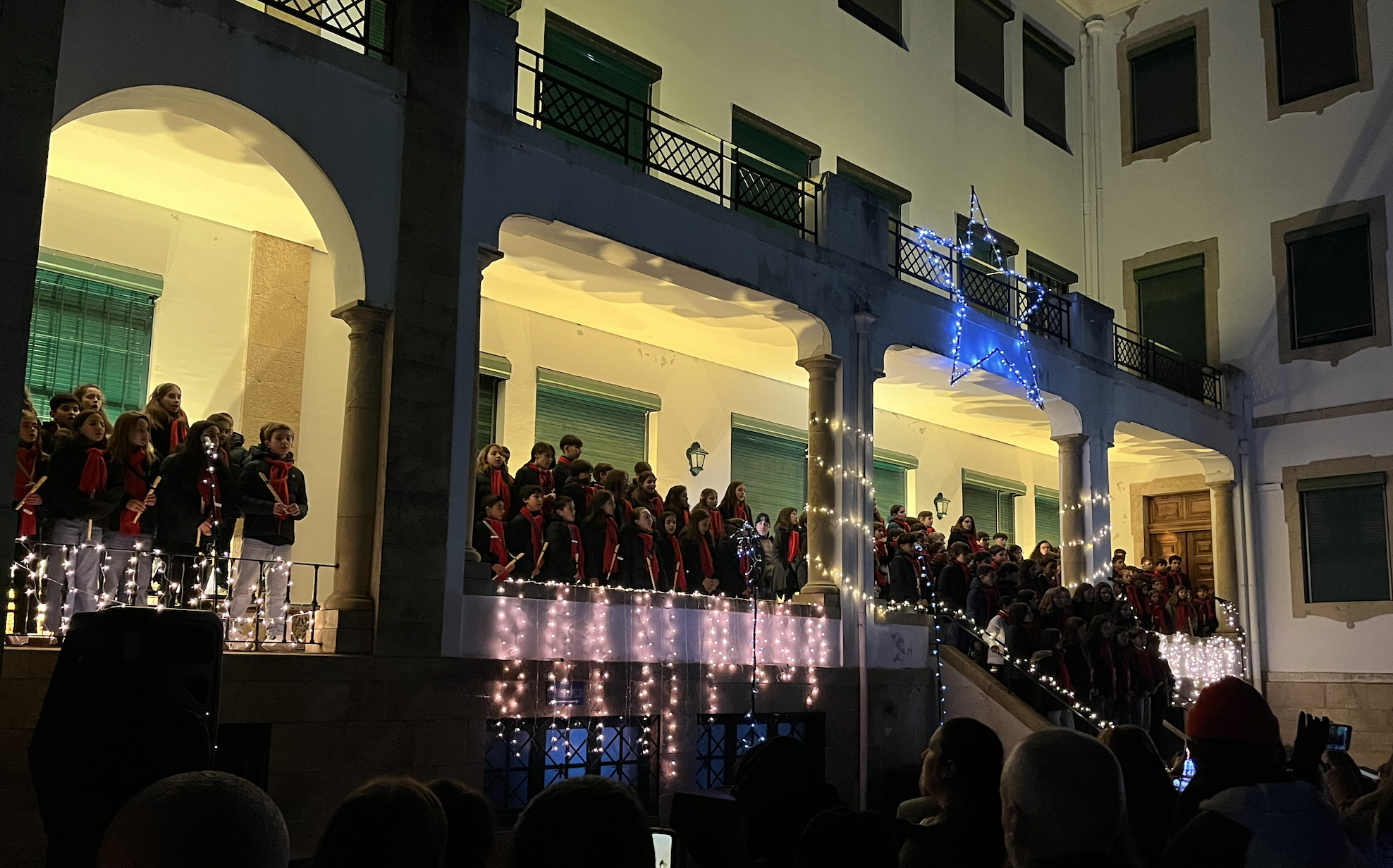 Colégio Rainha Santa Isabel students singing carols at a Christmas event