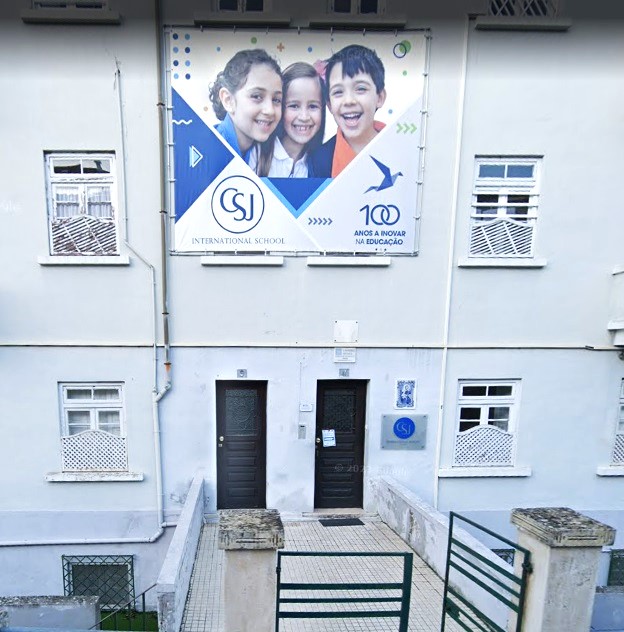 Colégio de São José International School entrance with happy students on a banner