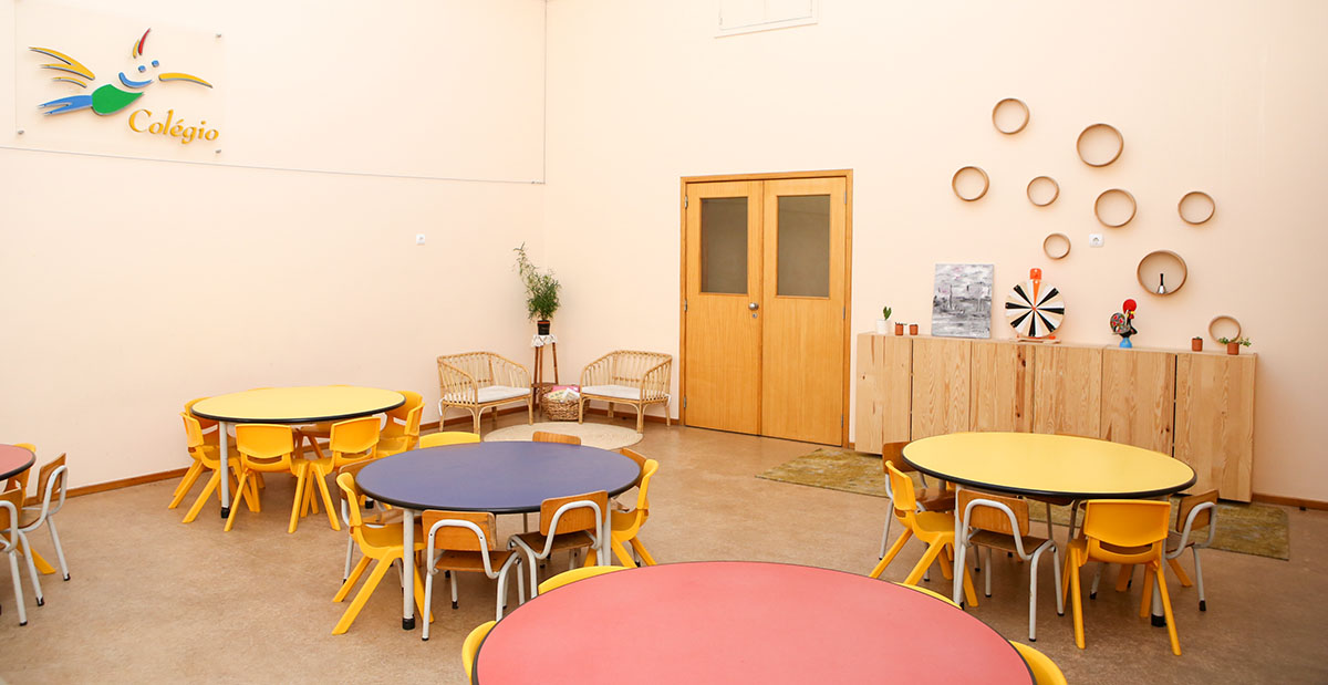 Preschool classroom at Colégio Beija-Flor with colorful tables and chairs