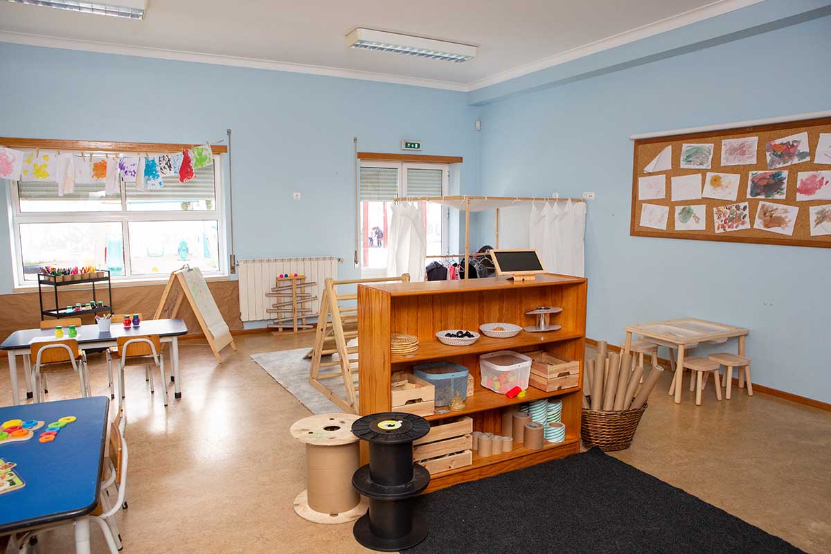 Preschool classroom at Colégio Beija-Flor with children's artwork, learning materials, and play structures.