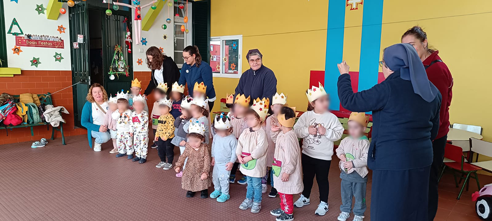 Preschool children wearing crowns during a festive celebration at Infantário da Fundação Santa Luísa de Marillac.
