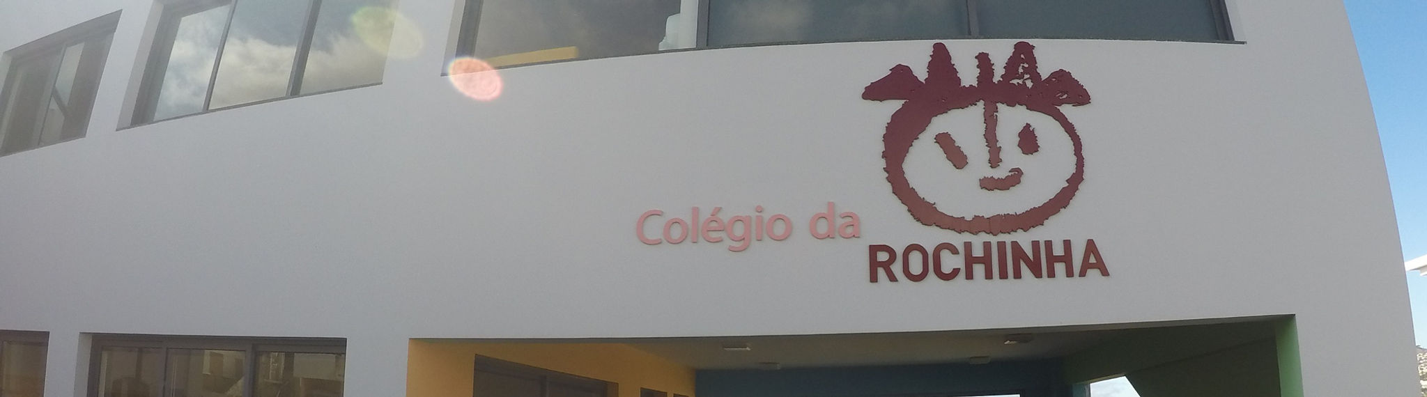 Colégio da Rochinha school building exterior