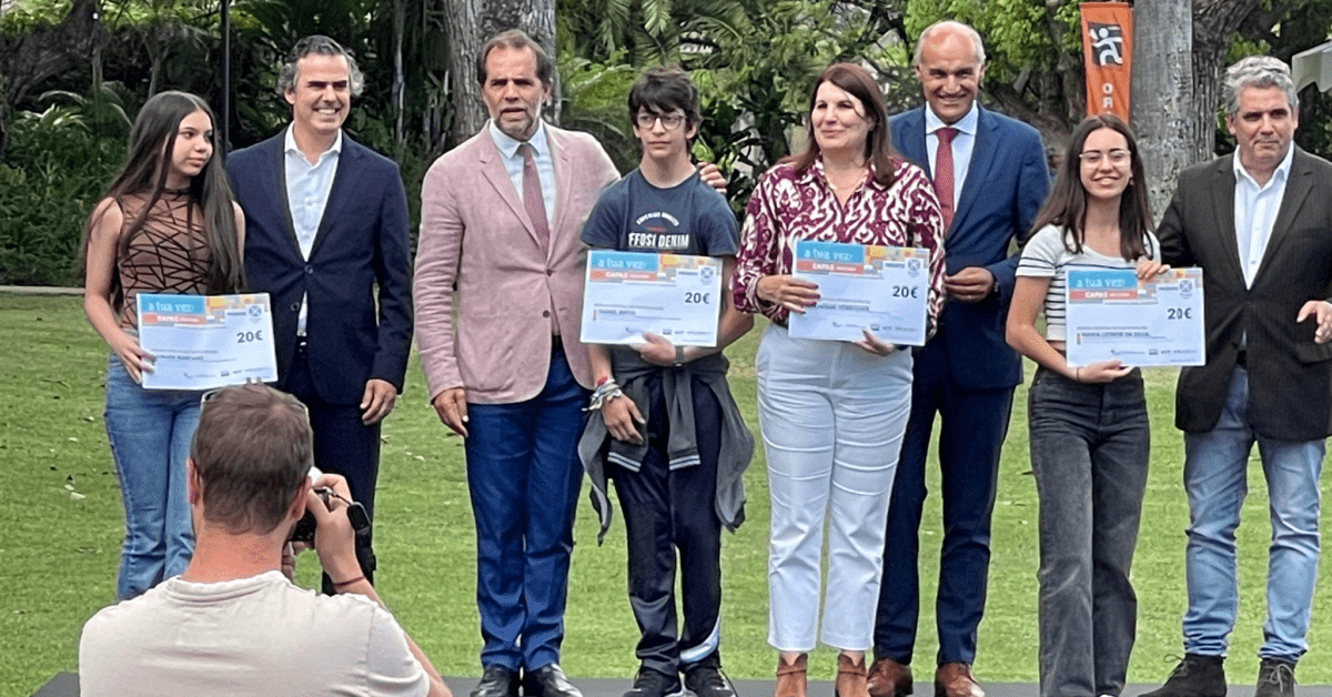 Students holding awards at Salesianos do Funchal