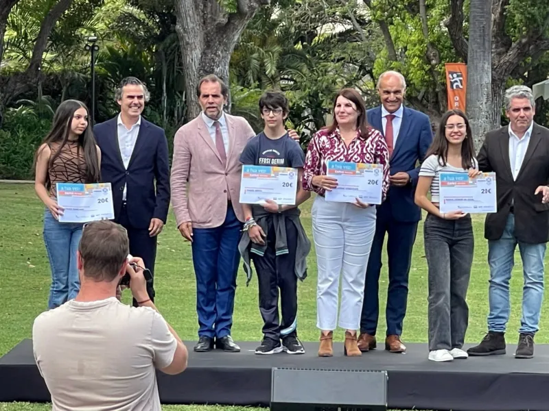Students receiving awards at Salesianos do Funchal