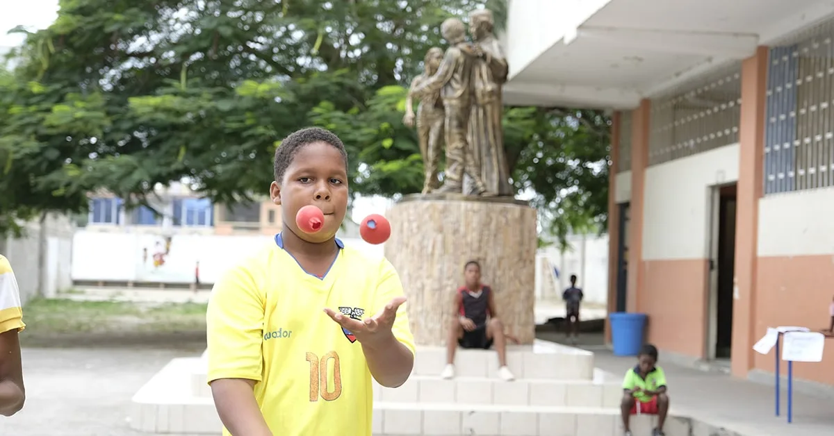 Student juggling balls at Salesianos do Funchal