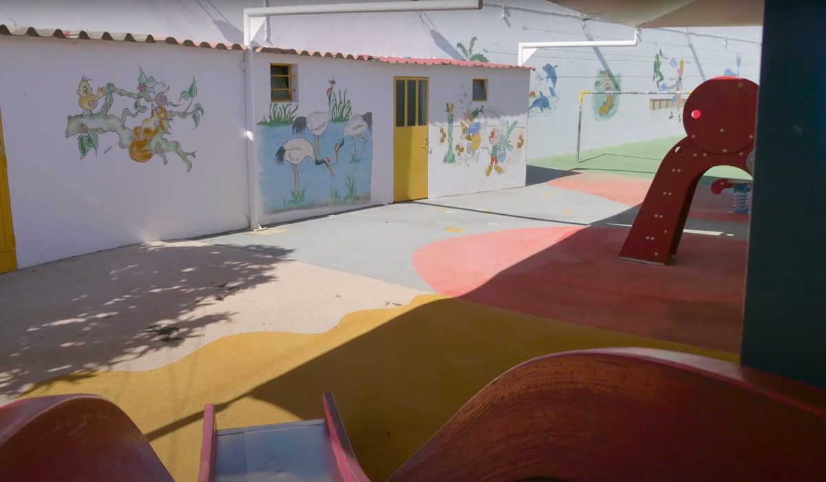 Infantário Pimpão playground with colorful murals and play equipment