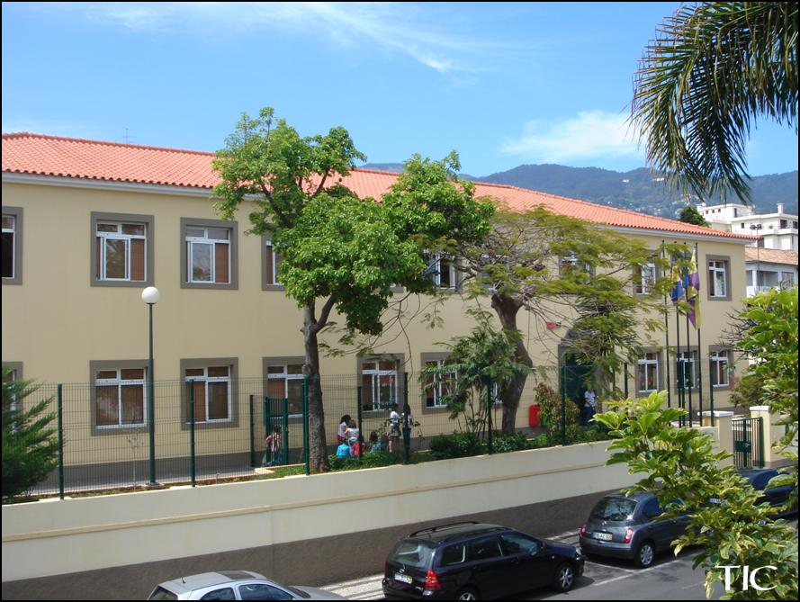 Exterior view of EB1/PE com Creche da Nazaré preschool, showing the building and playground.