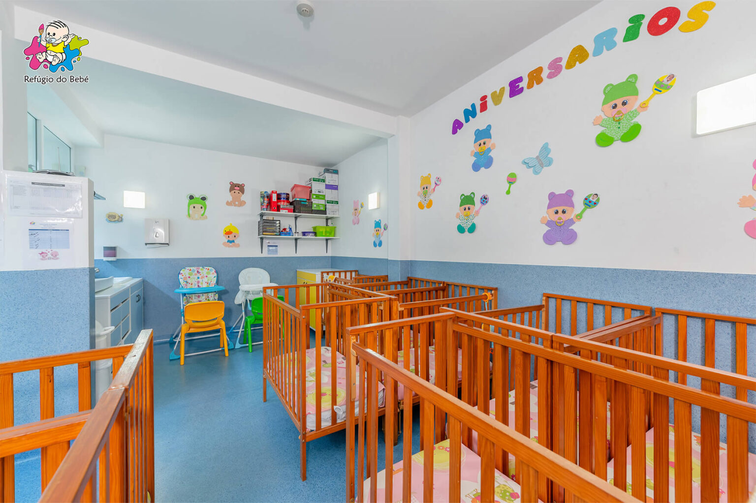 Infantário Madeira Funchal classroom with cribs and colorful decorations