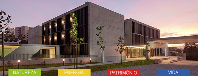 Jardim de Infância n.º 1 de Loureiro building at sunset