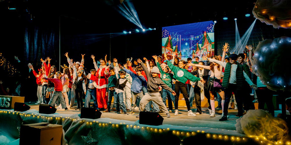 Colégio Novo de Gaia students perform in a Christmas show