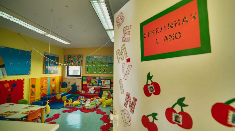 Preschool classroom at O Risquinhas with colorful decorations and play area