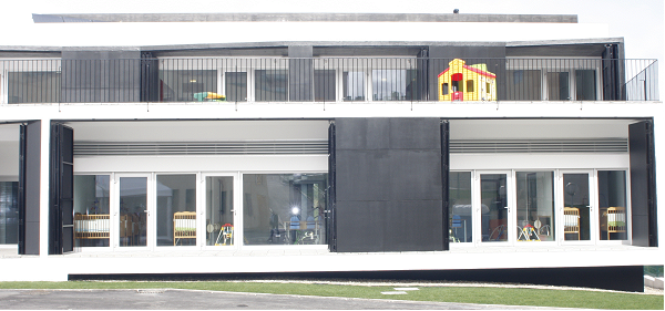 Exterior view of Creche Amor Perfeito, showing the building's modern design and play area.