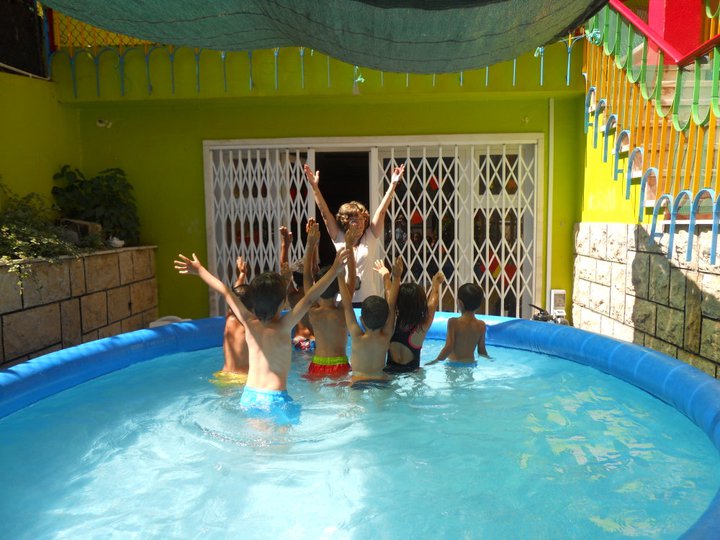 Preschool children enjoying a swimming pool activity at Colégio O Rezingão