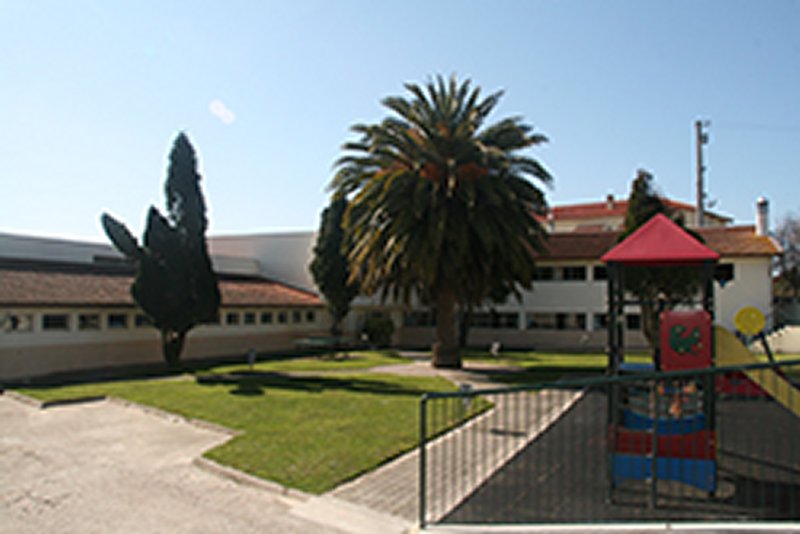Casa do Povo de Oliveirinha preschool building and playground