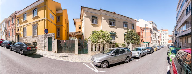 Exterior view of Espantalho Encantado preschool, showing the building and street parking.