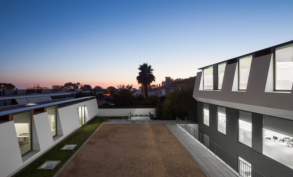 Colégio CEBES school building at dusk