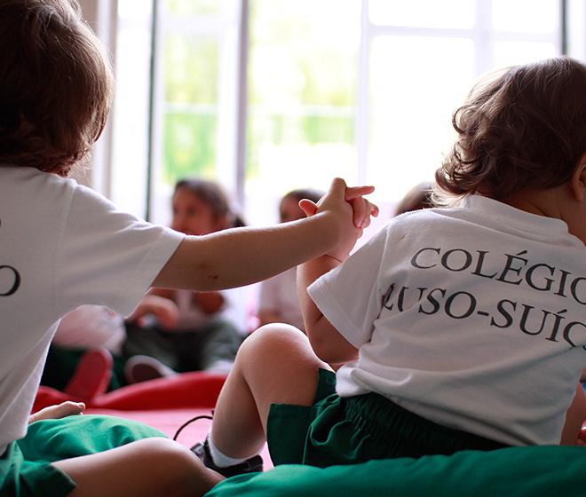 Preschool children holding hands at Colégio Luso-Suíço